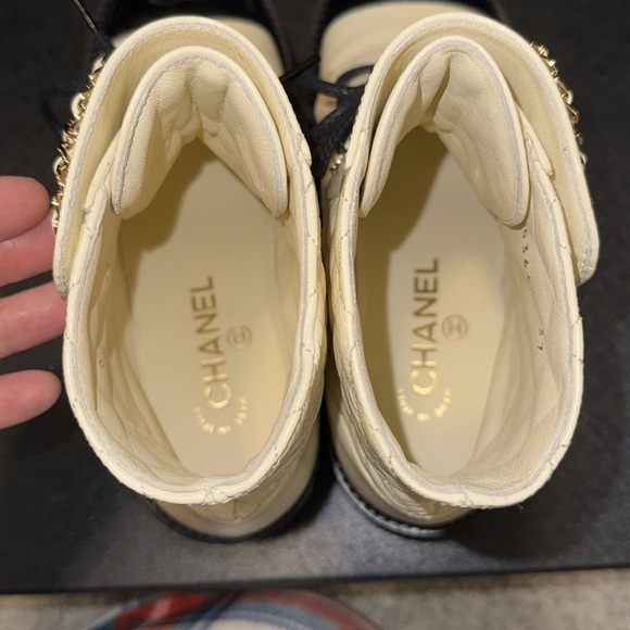 CHANEL SHINY CALFSKIN IVORY & BLACK LACE UP BOOTS - Picture 10 of 17